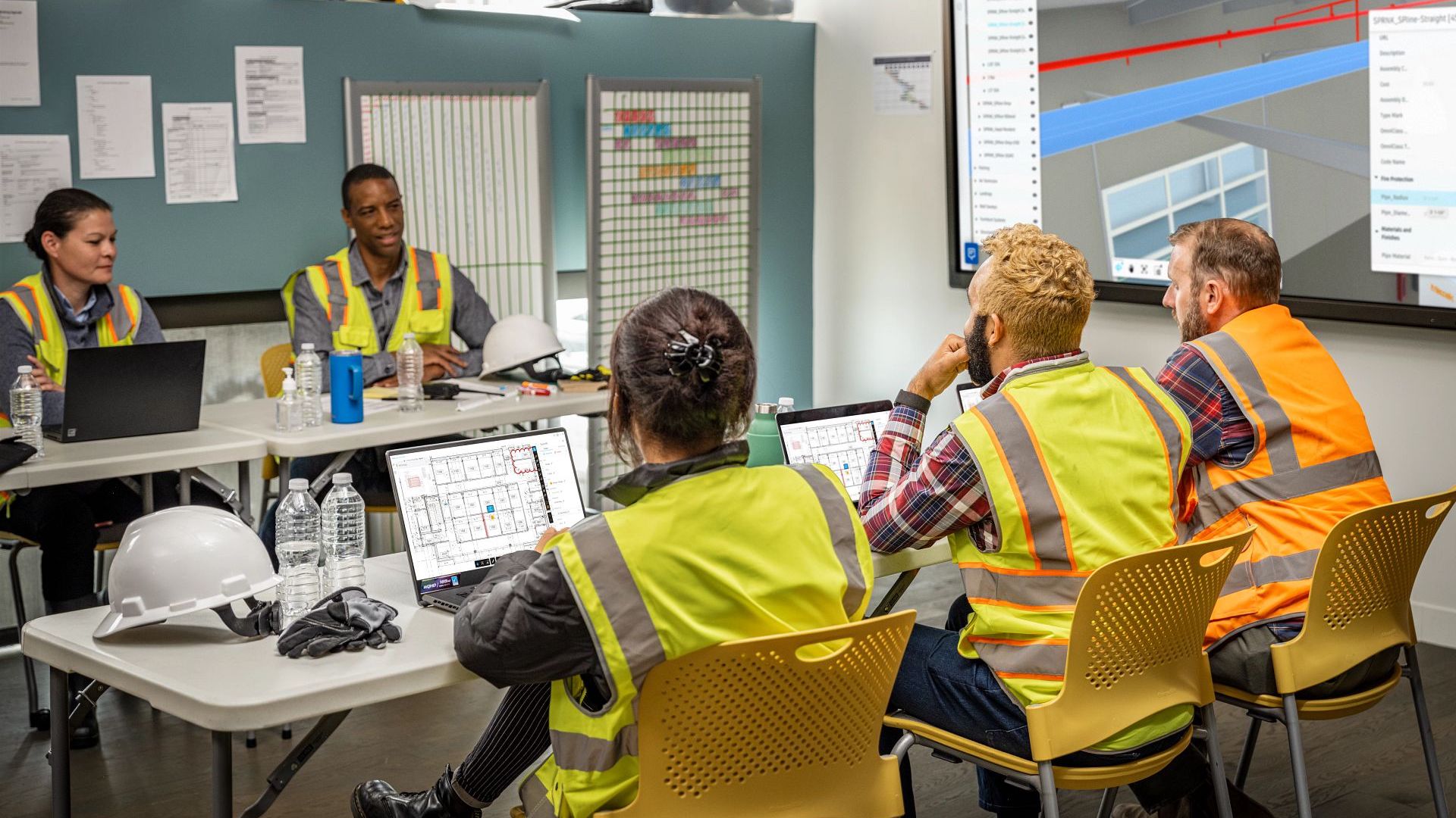 Nhóm kỹ sư CAD/BIM họp bàn dự án